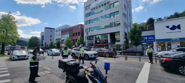 경북 구미경찰서는 21일 교통안전공단, 구미시 환경관리과, 징수과와 함께 합동으로 형곡동 우체국 삼거리에서 음주운전, 이륜차 불법 구조변경, 고액체납 차량 단속을 실시했다.