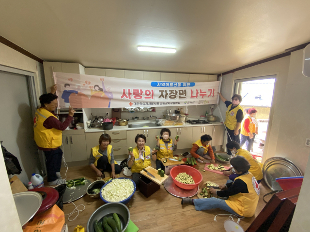 경북 군위군 부계면 적십자봉사회는 창평1리 마을회관에서 짜장면 나누기 봉사 활동을 펼쳤다. 군위군 제공