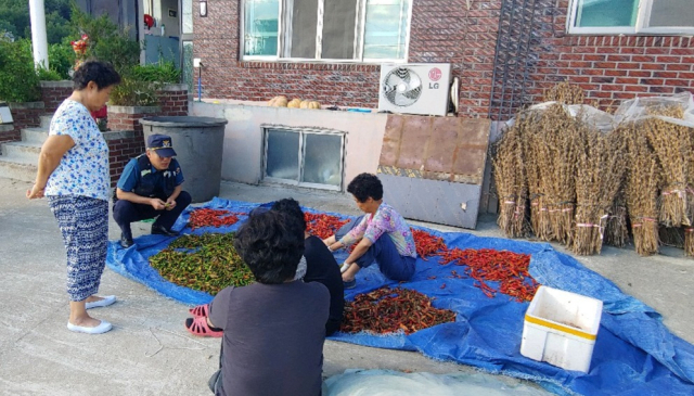 호명지구대 경찰관들이 농사를 짓는 농가를 돌며 농산물 도난 예방 홍보를 하고 있다. 예천경찰서 제공