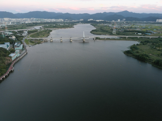 지난 21일 드론으로 촬영한 강정고령보 전경. 대구환경청 제공.