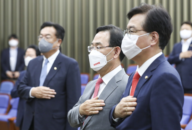 국민의힘 주호영 원내대표가 22일 서울 여의도 국회에서 열린 의원총회에서 국민의례를 하고 있다. 연합뉴스