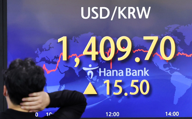 원/달러 환율이 1,400원대를 기록한 22일 오후 서울 중구 명동 하나은행 본점 딜링룸에 환율이 나오고 있다. 환율이 1,400원을 넘은 것은 2009년 3월 31일(고가 기준 1,422.0원) 이후 처음이다. 연합뉴스