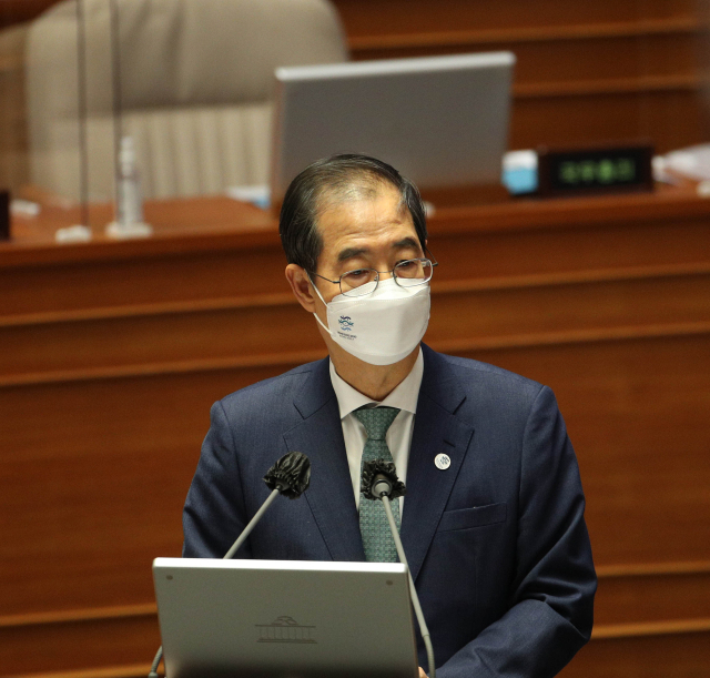 한덕수 국무총리가 22일 오후 국회 본회의장에서 열린 교육·사회·문화 대정부질문에서 답변하고 있다. 연합뉴스