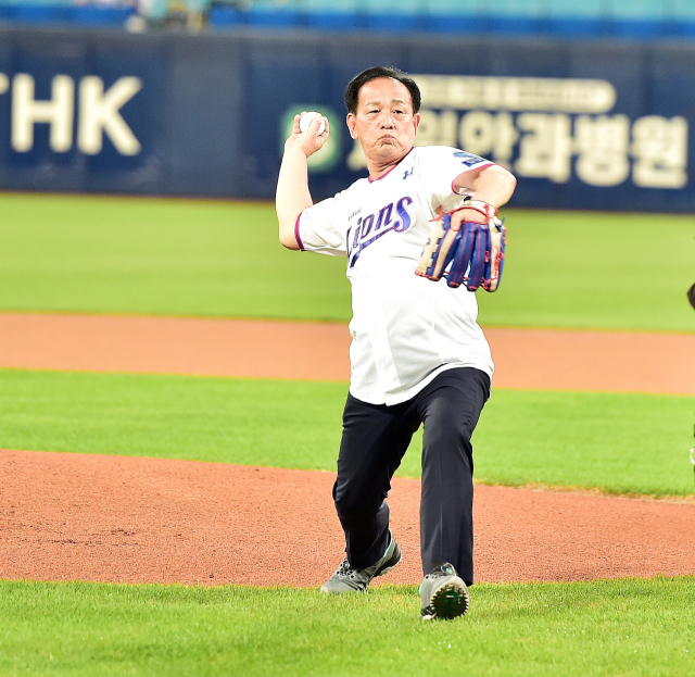 신현국 경북 문경시장이 22일 대구 삼성라이온즈파크에서 열린 프로야구 삼성라이온즈 대 KT 위즈의 경기에 시구자로 나서 역투하고 있다. 신 시장은 보통사람보다 손이 큰편이여서 잡은 야구공이 작아 보인다. 문경시 제공