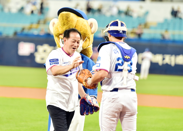 신현국 경북 문경시장이 22일 대구 삼성라이온즈파크에서 열린 프로야구 삼성라이온즈 대 KT 위즈의 경기에 시구자로 나서 스트라이크를 꽂은 볼을 삼성 이병헌 포수로부터 건네받고 있다. 문경시 제공.