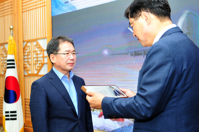 김진열(왼쪽) 경북 군위군수가 안병우(오른쪽) 농협중앙회 축산경제대표이사로부터 감사패를 받고 있다. 군위군 제공