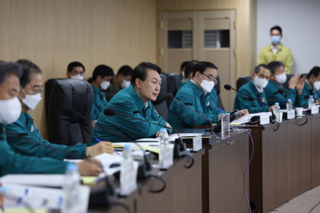 윤석열 대통령이 22일 오전 서울 용산 대통령실 청사 국가위기관리센터에서 을지 국가안전보장회의(NSC)를 주재하고 있다. 연합뉴스