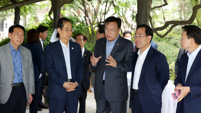 한덕수 국무총리와 국민의힘 정진석 비상대책위원장이 25일 서울 종로구 총리공관에서 열린 제4차 고위당정협의회에서 대화하고 있다. 왼쪽부터 국민의힘 김석기 사무총장, 한 총리, 정 비대위원장, 주호영 원내대표, 성일종 정책위의장. 연합뉴스