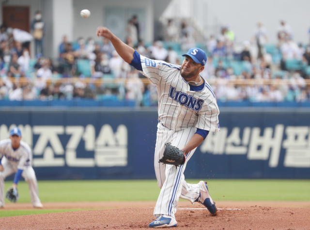 25일 대구삼성라이온즈파크에서 열린 삼성라이온즈와 기아타이거즈의 경기. 삼성 선발투수 수아레즈가 역투하고 있다. 연합뉴스