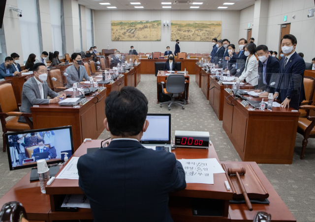 23일 서울 여의도 국회에서 열린 교육위원회 전체회의에서 