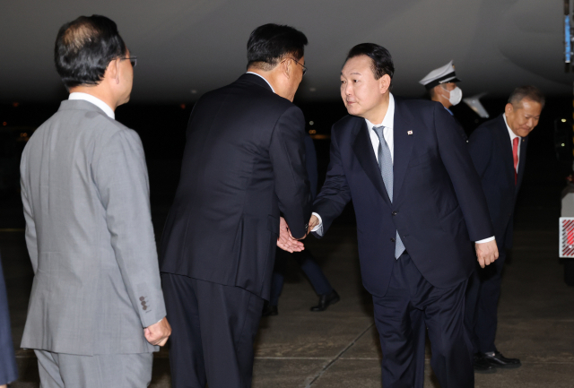 윤석열 대통령이 24일 오후 영국·미국·캐나다 순방을 마치고 성남 서울공항에 도착해 국민의힘 정진석 비상대책위원장, 주호영 원내대표와 악수하고 있다. 연합뉴스