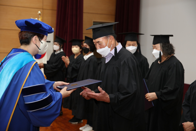 26일 강은희 대구시교육감이 대구내일학교 졸업생들에게 졸업장을 수여하고 있다. 대구시교육청 제공