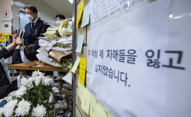 김상범 서울교통공사 사장이 24일 오전 스토킹 살인사건 현장인 서울 중구 신당역 여성 화장실을 찾아 입구에 마련된 추모 공간에서 조문 뒤 사과문을 발표하고 있다. 연합뉴스