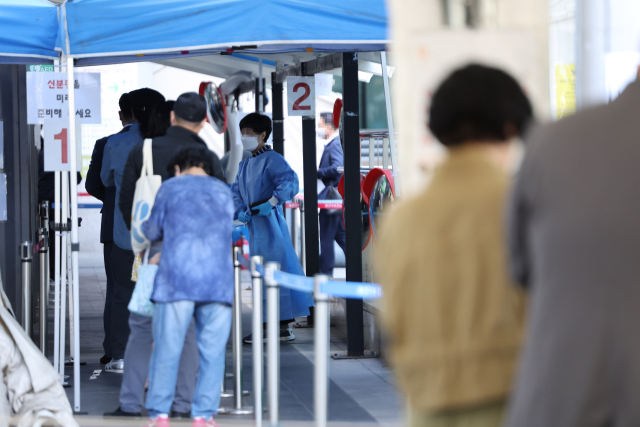 27일 오전 서울 용산구보건소 코로나19 선별진료소를 찾은 시민들이 검사를 위해 대기하고 있다. 연합뉴스