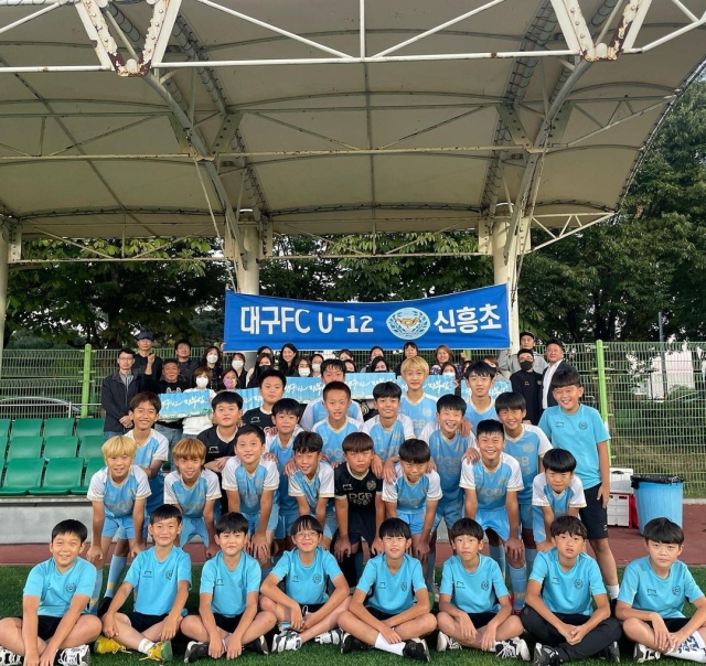 올해 대구시장기 초∙중학교 축구대회에서 최정상의 자리를 차지한 대구 신흥초 축구부. 대구시교육청 제공