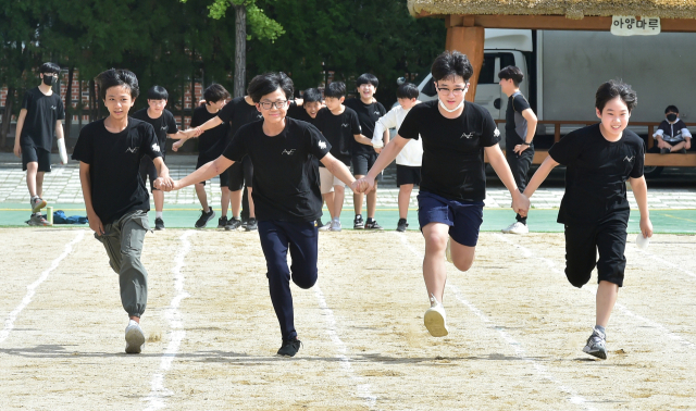 지난달 대구 한 초등학교의 가을운동회에서 학생들이 마스크를 벗고 손잡고 100m 경기를 하고 있다. 매일신문 DB