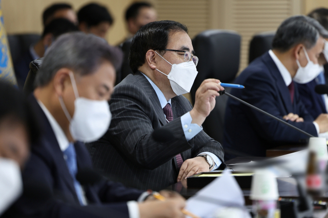 북한이 단거리 탄도미사일 2발을 발사한 28일 서울 용산 대통령실 청사 지하 국가위기관리센터에서 김성한 국가안보실장이 긴급 국가안전보장회의(NSC) 상임위원회 회의를 주재하고 있다. 연합뉴스