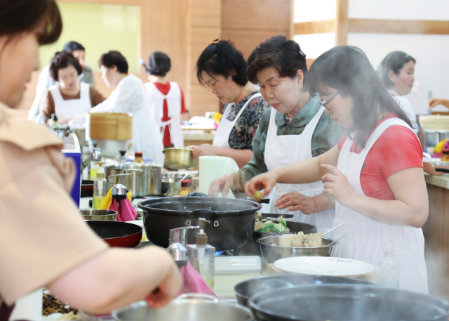 영양 두들마을에 있는 음식디미방 체험관에서 전문가 양성과정에 참가한 사람들이 음식을 조리하고 있다. 영양군 제공