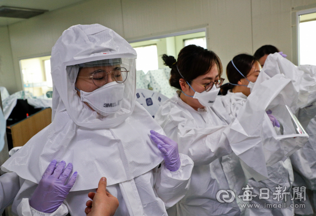 대구 경북대병원에서 음압병동에 근무할 간호사들이 지난 2020년 3월 개인보호장구와 전동식 호흡보호장치를 착용하는 실습을 하고 있다. 매일신문 DB