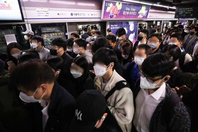 6일 오전 서울 1호선 서울역에서 승객들이 지하철에서 내려 이동하고 있다. 이날 1호선은 지난 4일 전국철도노조가 인력충원을 요구하며 시작한 파업의 영향으로 최대 20분 가량 지연됐다. 연합뉴스