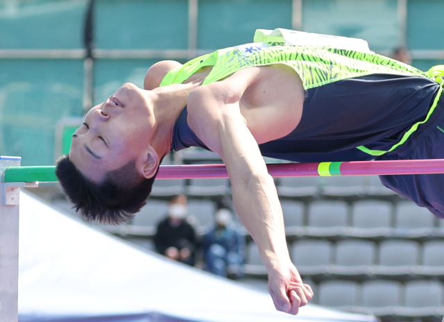 12일 오후 울산종합운동장에서 열린 제103회 전국체육대회 육상 남자일반부 높이뛰기 결승에서 우상혁(서천군청)이 2m15을 1차 시기에 성공하고 있다. 연합뉴스