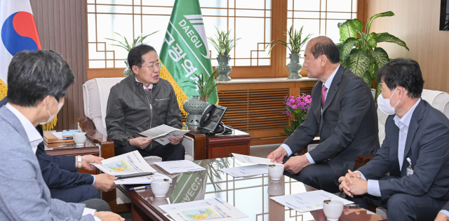 강영석 상주시장(오른쪽)이 12일 대구시청에서 홍준표 시장과 직접 만나 대구 군부대 상주 이전의 당위성을 설명하고 있다. 상주시 제공