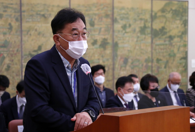 김규철 게임물관리위원회 위원장이 13일 오전 국회 문화체육관광위원회에서 열린 한국콘텐츠진흥원 등에 대한 국정감사에서 발언하고 있다. 연합뉴스