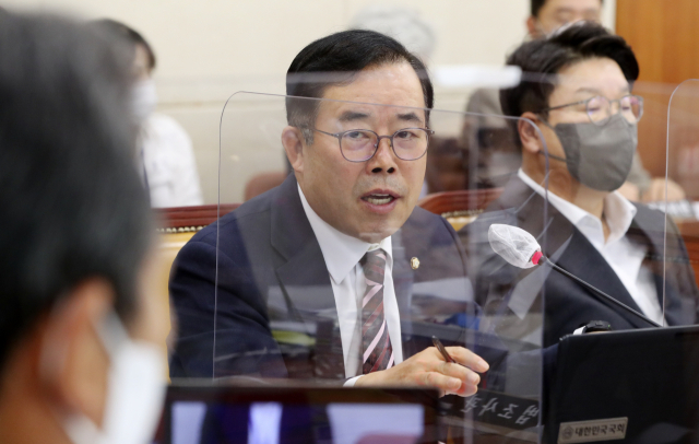 박성중 국회 과방위 국민의힘 여당 간사가 11일 오후 서울 여의도 국회에서 열린 과학기술정보방송통신위원회 국정감사에서 발언하고 있다. 연합뉴스