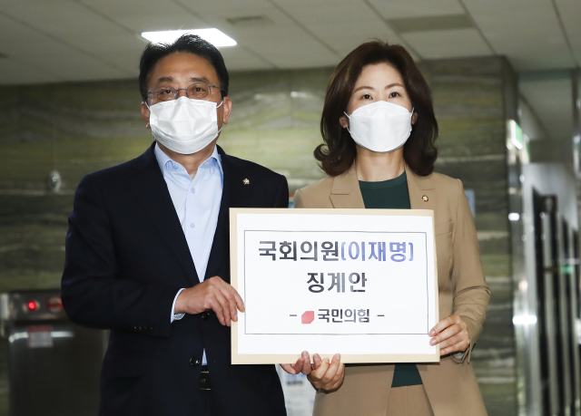 국민의힘 김희곤 원내부대표와 김미애 원내대변인이 14일 오전 서울 여의도 국회 의안과에 더불어민주당 이재명 대표에 대한 징계안을 제출하기 위해 이동하고 있다. 연합뉴스