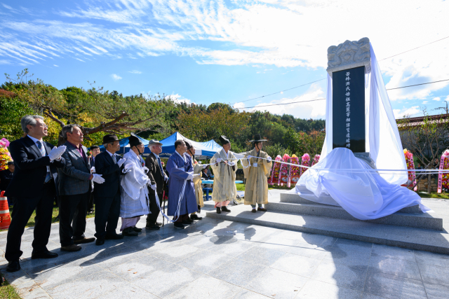 부림홍씨(缶林洪氏) 시조유허비건립추진위원회(위원장 홍우흠)는 지난 15일 경북 군위군 부계면 옛 종가터(남산3길 45)에 유허비(遺墟碑)를 세우고 제막식을 치렀다. 부림홍씨종중 제공