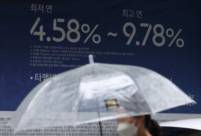 기준금리 인상과 시장금리 상승 등의 여파로 약 13년 만에 7%대 대출 금리 시대가 열리고 있다. 시중은행의 주택담보대출 금리 상단이 7%대에서 굳어지는 분위기인데다 신용대출과 전세자금대출 금리까지 7%에 바짝 다가섰기 때문이다. 더구나 한국은행이 연말까지 최소 한 차례 이상 빅 스텝(기준금리 0.50%포인트 인상)에 나설 가능성이 커지면서, 연내 대출금리가 8%에 올라설 것이라는 관측도 나오고 있다. 사진은 이날 서울시내 은행에 붙어 있는 대출 관련 홍보물. 연합뉴스