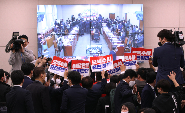 20일 오후 국회 법제사법위원회에서 김도읍 법사위원장이 대검찰청에 대한 국정감사를 강행하려 하자 더불어민주당 의원들이 위원장석을 둘러싸고 거세게 항의하고 있다. 연합뉴스