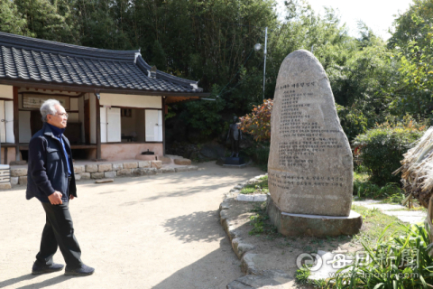 대구 동구 신용동 노태우 전 대통령 생가를 찾은 한 시민이 노 전 대통령 생가에 세워진 업적비를 보고 있다. 정운철 기자 woon@imaeil.com