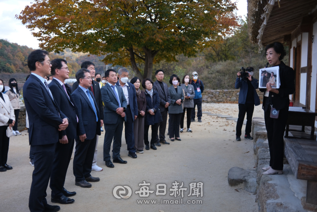 김수환 추기경의 생가를 방문한 정창룡 매일신문 사장과 김진열 군위군수 등 내빈들이 문화해설사로부터 김 추기경 유년 시절에 대한 설명을 듣고 있다. 윤영민 기자