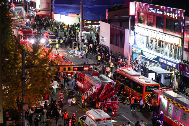 29일 오후 서울 용산구 이태원동 일대에 핼러윈을 맞이해 인파가 몰리면서 대규모 인명사고가 발생했다. 30일 오전 출동한 119 구조대원들이 희생자들을 구조하고 분류하고 있다. 이날 소방당국에 신고된 구조신고는 81건, 심정지 상태인 환자는 약 50명으로 알려졌다. 연합뉴스