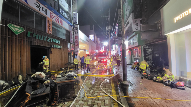 29일 오후 10시 34분께 대구시 중구 동성로 한 상가건물에서 불이 났다. 경찰과 소방당국은 정확한 화재 원인을 조사중이다. 심현우 기자