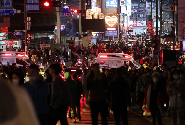 30일 오전 서울 용산구 이태원 핼러윈 인명사고 현장 인근으로 구급차가 향하고 있다. 연합뉴스