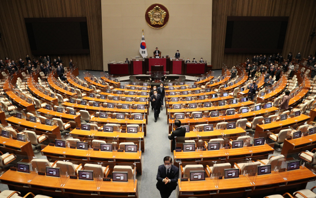 윤석열 대통령이 지난 달 25일 오전 국회 본회의장에서 내년도 정부 예산안에 대한 시정연설을 마친 뒤 텅 빈 야당 의원석을 지나 퇴장하고 있다. 연합뉴스