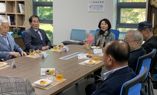 백남희 씨가 칠곡군보훈단체협의회 회원들과 이야기를 나누고 있다. 칠곡군 제공