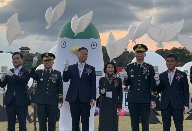 백남희 씨가 낙동강세계평화 문화 대축전에서 평화의 비둘기 날리기 퍼포먼스를 하고 있다. 칠곡군 제공