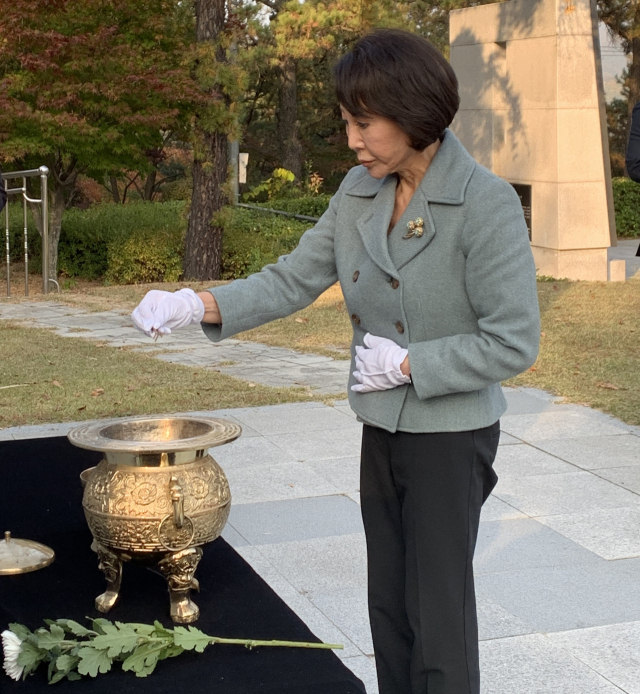 백남희 씨가 칠곡 다부동전적기념관 전적비 앞에서 헌화 분향하고 있다. 칠곡군 제공