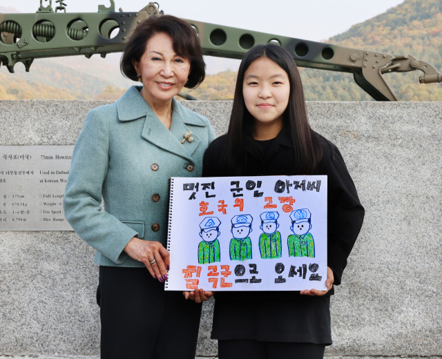 백남희 씨가 호국소녀 유아진 학생과 기념사진을 찍고 있다 . 칠곡군 제공