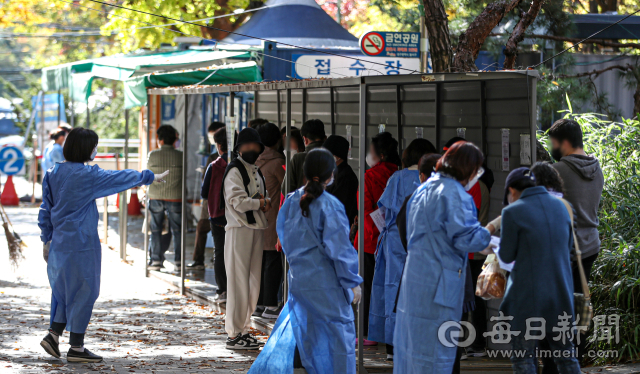 코로나19 일일 신규확진자가 5만8천명 대를 기록하면서 유행이 반등하는 가운데 1일 오후 대구 달서구보건소 선별진료소를 찾은 시민들이 검사를 받기 위해 줄을 서고 있다. 이날 대구 지역 코로나19 신규확진자는 2천459명을 기록했다. 안성완 기자 asw0727@imaeil.com