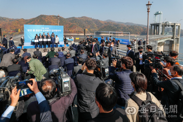 대구시와 안동시가 2일 맑은 물 공급과 상생 발전을 위한 협약을 체결했다. 협약서는 안동댐과 임하댐 물을 대구 지역에 공급하는 데 안동시가 적극적으로 협력한다는 내용과 두 지역 상생 발전을 위해 대구시가 노력한다는 내용을 담았다. 이만규(왼쪽부터) 대구의회 의장, 홍준표 대구시장, 권기창 안동시장, 권기익 안동시의회 의장이 협약을 체결한 뒤 기념촬영을 하고 있다. 우태욱 기자 woo@imaeil.com