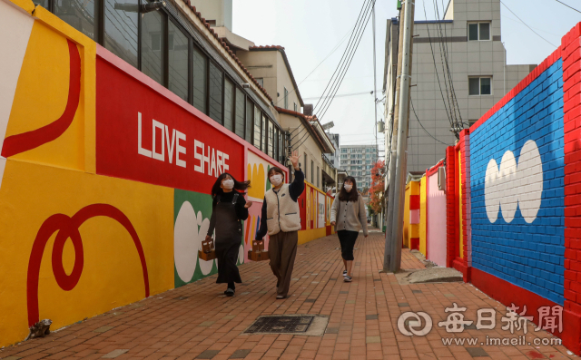 3일 대구시 수성구 상동 골목길에 화사한 벽화가 조성돼 눈길을 끈다. 이 벽화는 수성구자원봉사센터가 자원봉사문화 확산을 위해 최근 만든 것으로, 주택 양쪽 담장을 따라 130m에 걸쳐 화려한 색채를 뽐낸다. 수성구자원봉사센터 최동엽 팀장은 