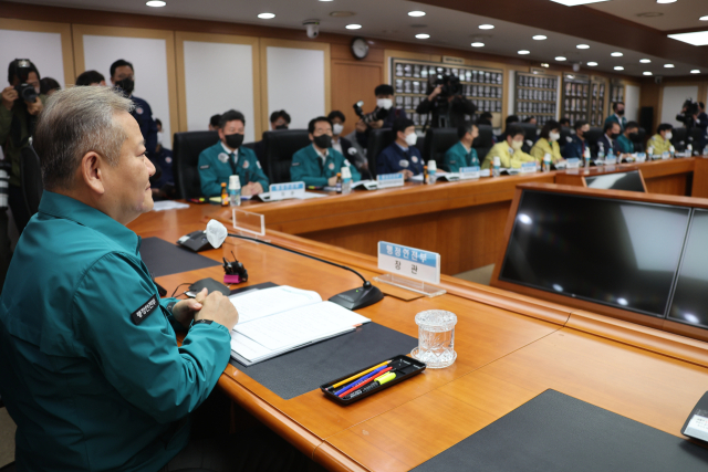 이상민 행정안전부 장관이 2일 오후 정부서울청사에서 열린 다중 밀집 인파사고 안전확보를 위한 범정부 TF회의를 주재하고 있다. 연합뉴스