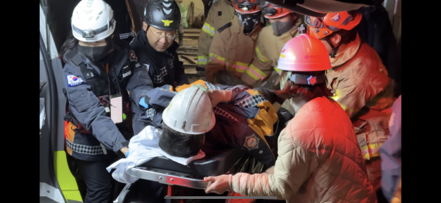 봉화 광산 매몰 사고로 고립됐던 작업자 2명 중 1명이 구조되고 있다. 소방본부 제공