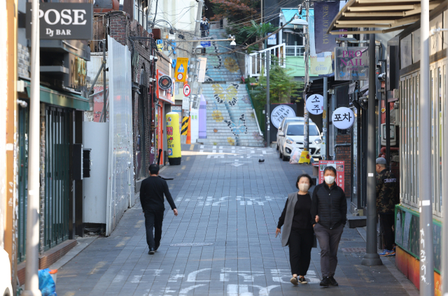 6일 오후 서울 용산구 이태원 세계음식문화거리가 한산하다. 이날 이 골목의 대부분 상점은 낮 영업을 하지 않았다. 연합뉴스