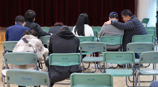 30일 오전 서울 용산구 한남동주민센터에서 이태원 압사 사고 관련 실종자 접수를 마친 가족과 관계자들이 대기하고 있다. 연합뉴스