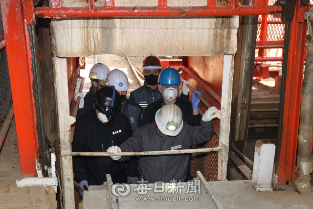 경찰과 산자부 광산안전관 등 합동감식반이 경북 봉화군 아연광산 매몰 사고 현장감식에 들어간 지난달 7일 오후 2수직갱도 입구에서 생환 광부 2명 구조 당시 사용됐던 A 승강기를 타고 업체 관계자의 안내를 받아 갱도로 내려가고 있다. 김영진 기자 kyjmaeil@imaeil.com